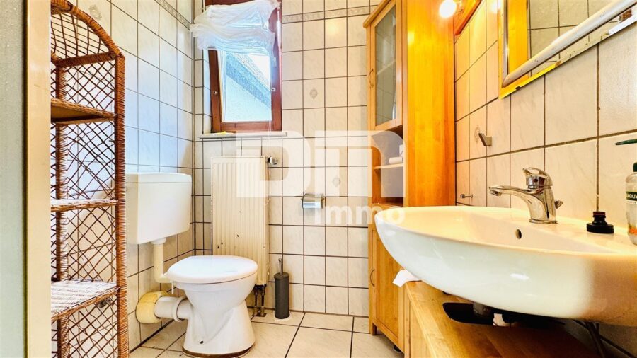 Altengerechtes Wohnen mit Charme: Großzügiger Bungalow auf großem Grundstück + Nebengebäude - Bad 2 / Dusche